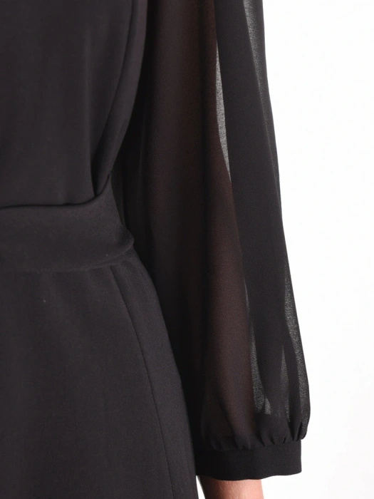 Czarna sukienka maxi rozkloszowana z akcentem w talii – elegancki model z odpinaną ozdobą 40454