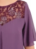 Śliwkowa sukienka trapezowa na wesele midi – swobodny fason z dekoracyjnym dekoltem 30814