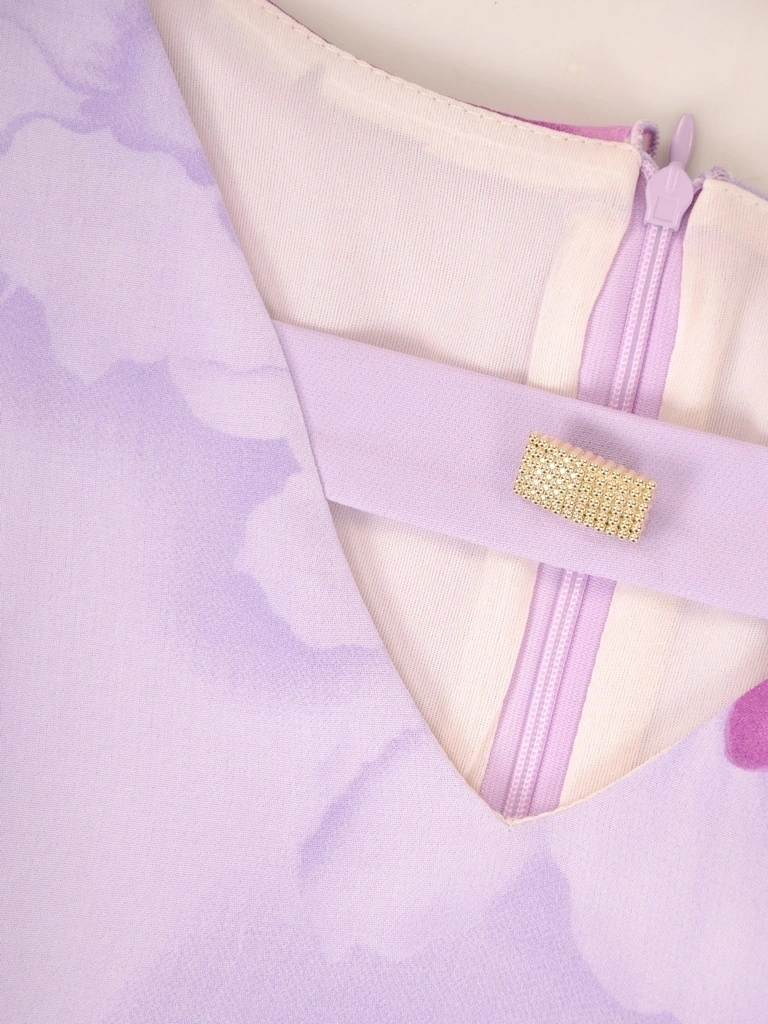 Elegancka liliowa sukienka wizytowa w kwiaty – prosty fason z wysmuklającymi zaszewkami 37974