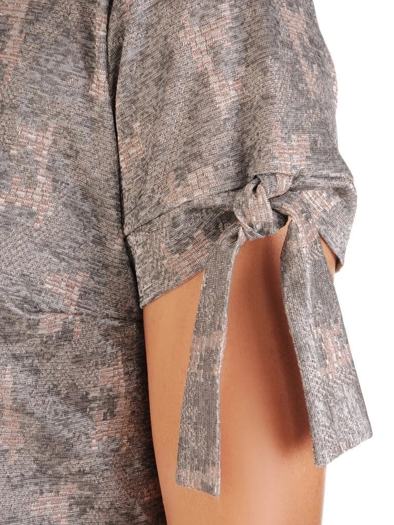 Elegancka sukienka rozkloszowana w odcieniu srebra – fason z narzutką pięknie modelujący sylwetkę 26989
