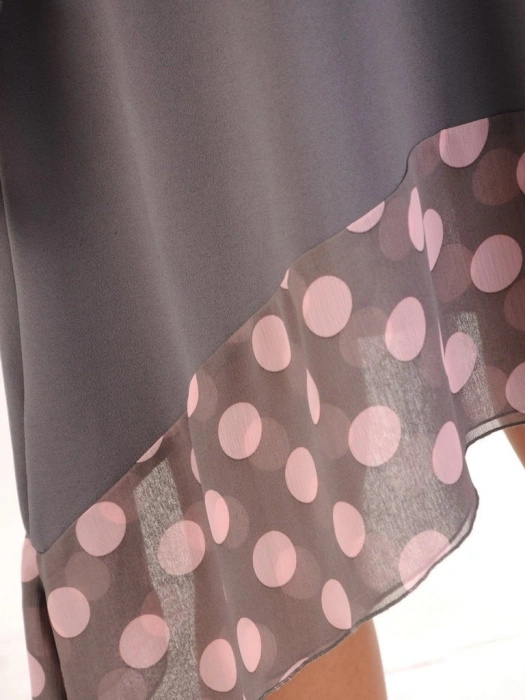 Elegancka sukienka trapezowa midi w groszki – swobodny fason z falbaną przy rękawach 28610