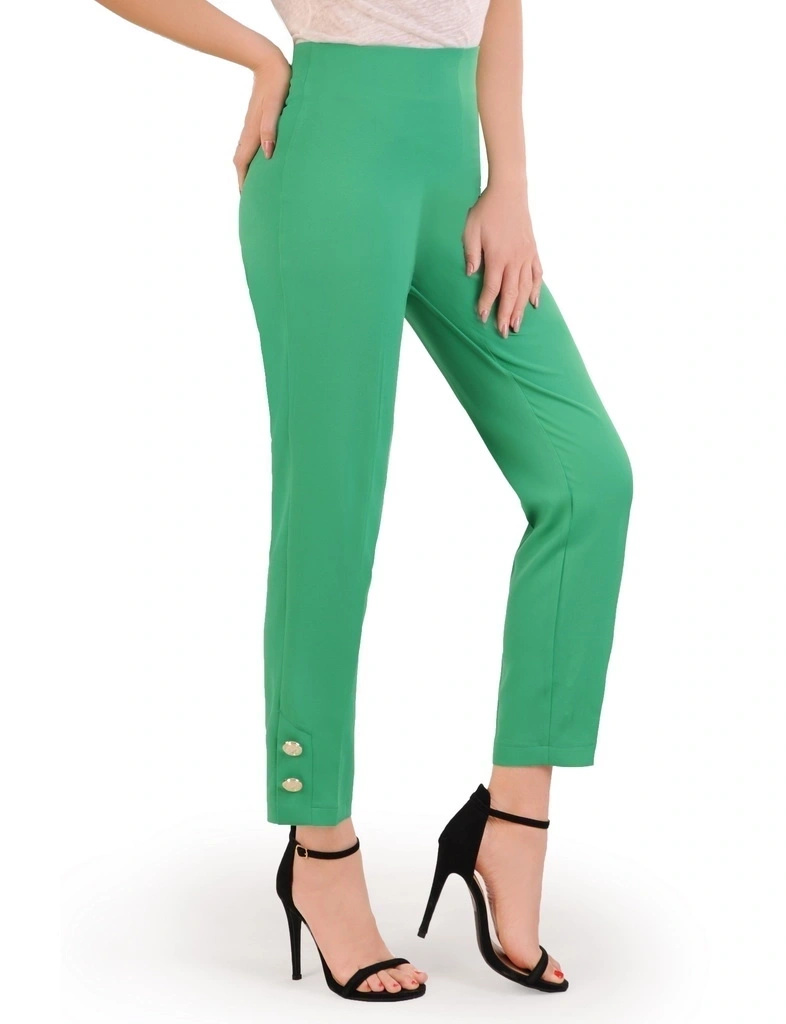 Zielony garnitur damski ze spodniami na wesele – ponadczasowa elegancja z ozdobnym akcentem 33626