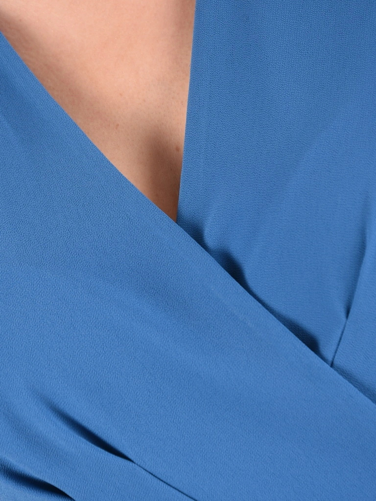 Elegancka turkusowa sukienka kopertowa midi – wysmuklający fason z wiązaniem w pasie 41895