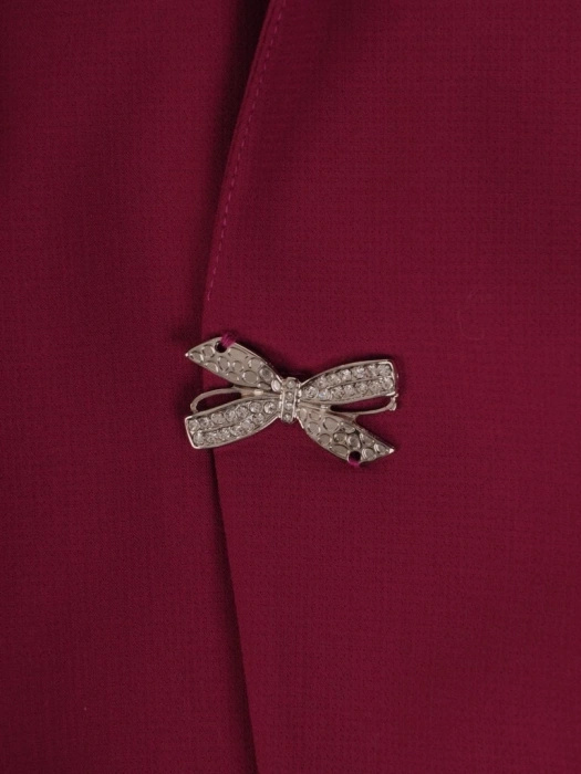 Elegancka sukienka na andrzejki i wesele amarantowa – prosty krój z wyszczuplającymi zaszewkami 27175