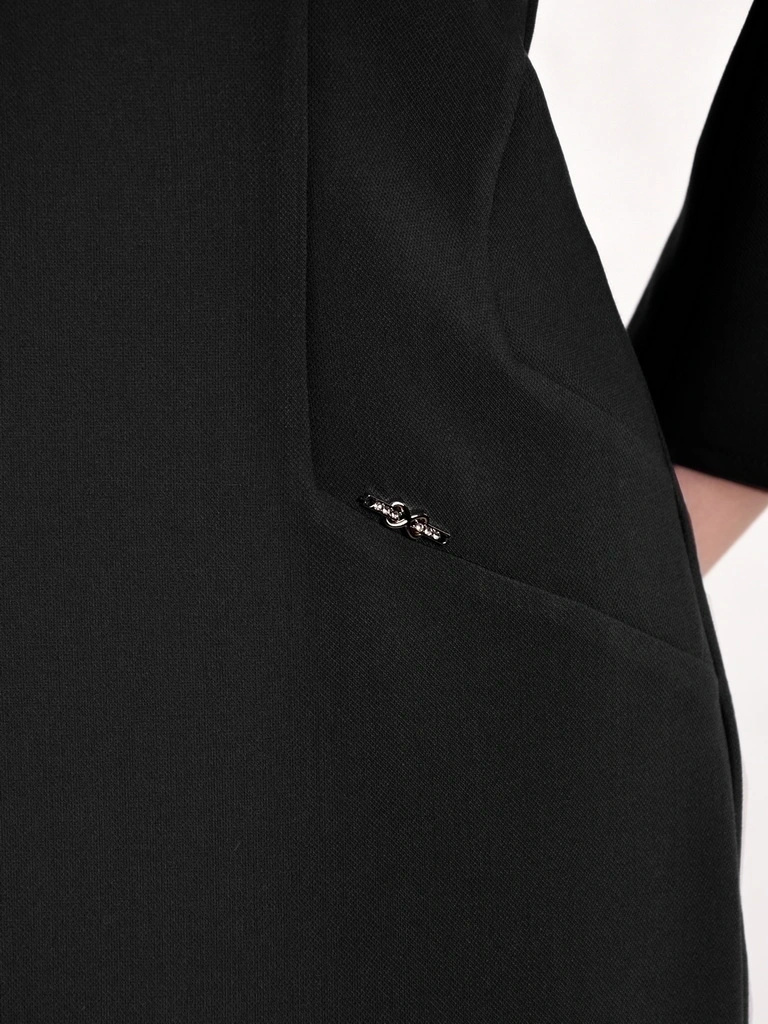 Elegancka czarna sukienka midi o prostym fasonie – modelujące sylwetkę przeszycia i rękaw 3/4 25766