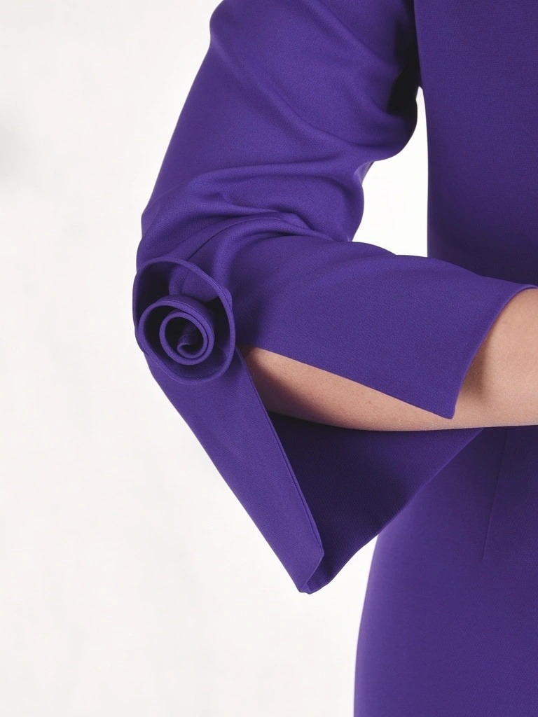 Elegancka sukienka wizytowa w kolorze fioletowym – prosty fason z efektowną kwiatową aplikacją 41612