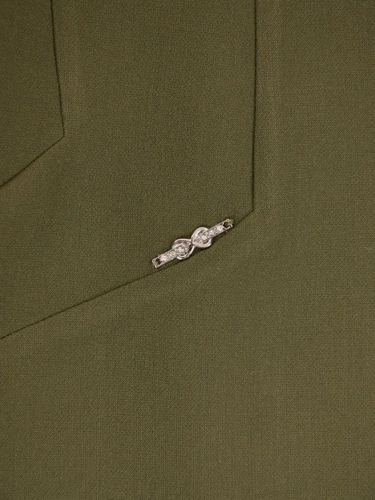 Elegancka oliwkowa sukienka prosta midi – wyszczuplające przeszycia i ozdobny dekolt 40825