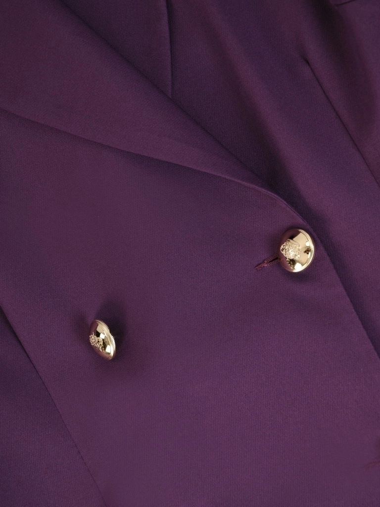 Elegancka fioletowa sukienka żakietowa midi – fason syrenka z ozdobnymi guzikami i falbaną 34847