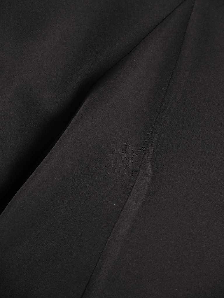 Elegancka czarna sukienka syrenka w zielone grochy – kobieco modelujący fason z paskiem 37474