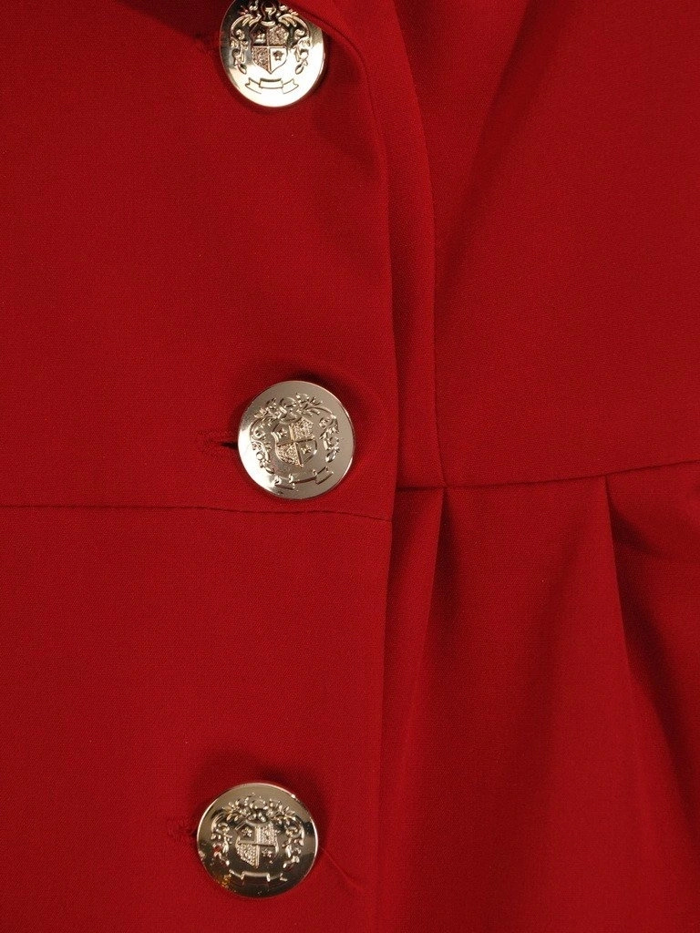 Czerwona sukienka wizytowa z kołnierzem – wysmuklający fason kopertowy z ozdobnymi guzikami 21352