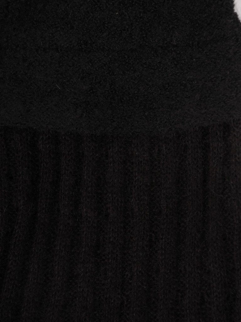 Czarny sweter damski rozpinany z futerkiem – luźny krój zapewniający wygodę i elegancję 18551