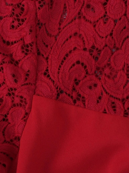 Elegancka czerwona sukienka wizytowa o prostym fasonie – wyszczuplające przeszycia modelujące sylwetkę 14432