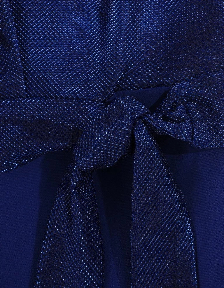 Elegancka sukienka koktajlowa chabrowa na andrzejki – prosty krój z marszczeniem wysmuklającym talię 13436