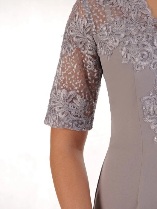 Elegancka szara sukienka prosta z dekoltem serek – pionowe zaszewki wyszczuplające sylwetkę 25188