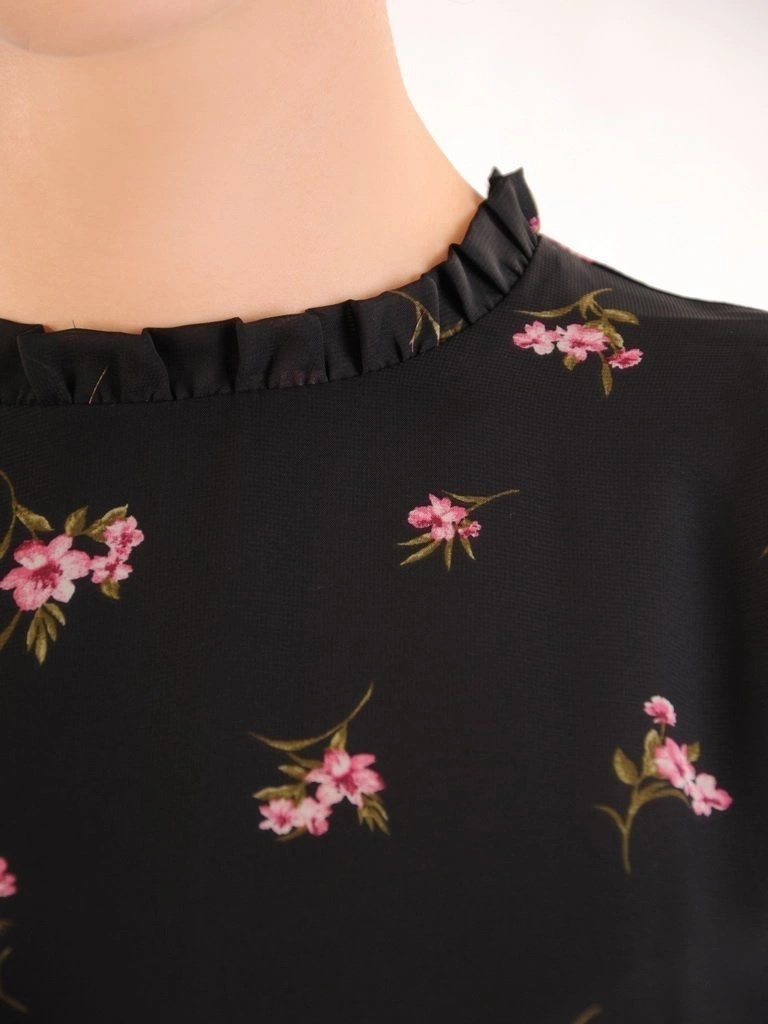 Elegancka sukienka midi w kwiaty o prostym kroju – szyfonowe rękawy i kobieca falbana 30353