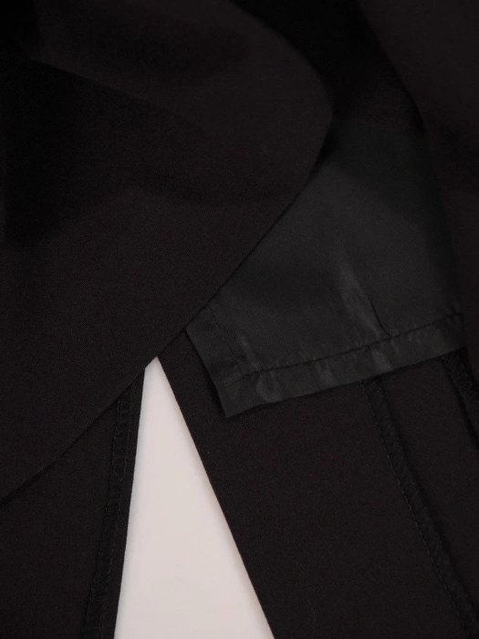 Elegancka fioletowa sukienka midi o prostym kroju – model bez rękawów z ozdobnymi guzikami 23484
