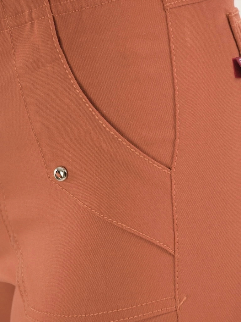 Eleganckie rude spodnie damskie na gumce – dopasowany krój pięknie modelujący sylwetkę 35360