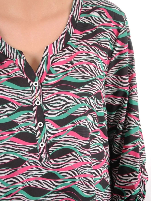 Wielobarwna bluzka plus size w zwierzęcy deseń na lato – trapezowy krój z dekoltem V, optycznie wysmuklający sylwetkę 39692