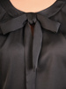 Elegancka bluzka z ozdobną kokardą na dekolcie 32365