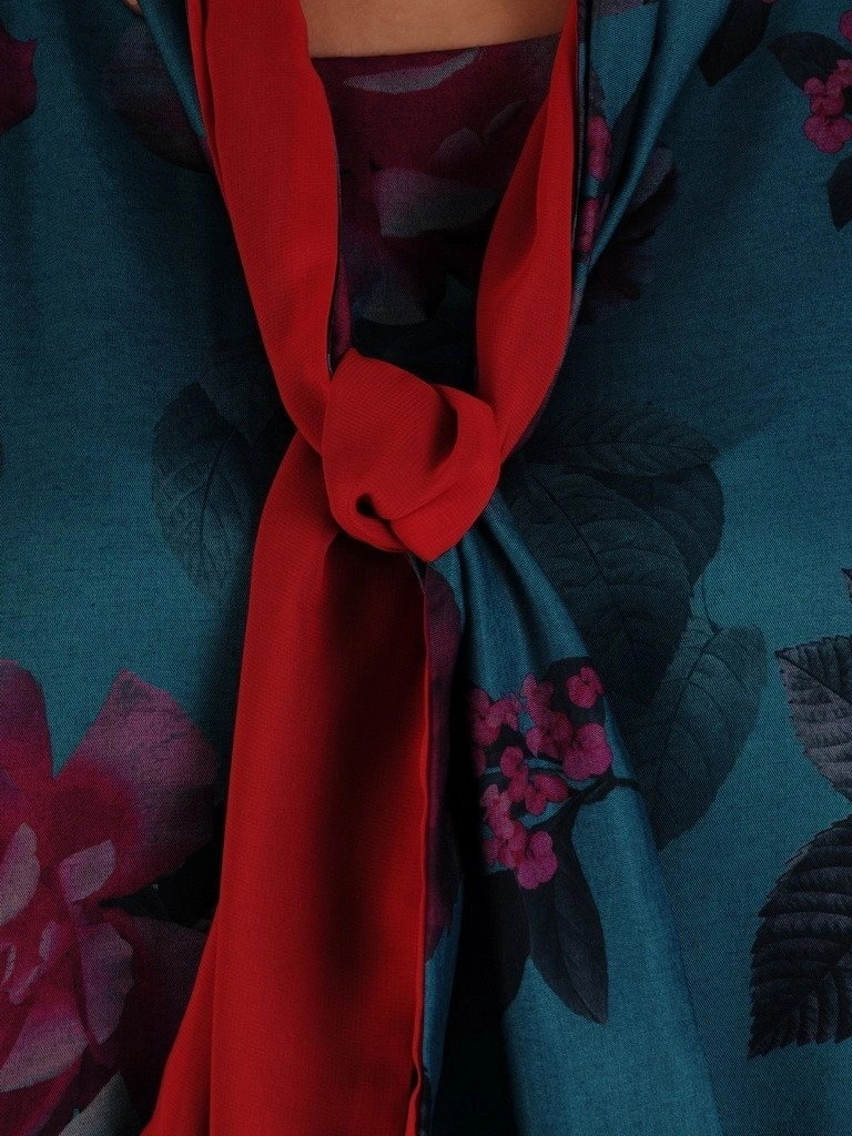Kwiecista sukienka trapezowa z rękawem 3/4 – zwiewny fason w kolorze morskim 19450