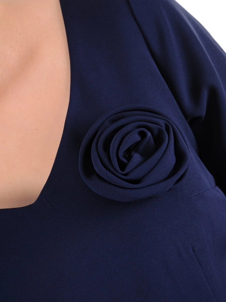Granatowa sukienka ołówkowa z dekoltem serek – smukła linia i odpinany kwiat 38073