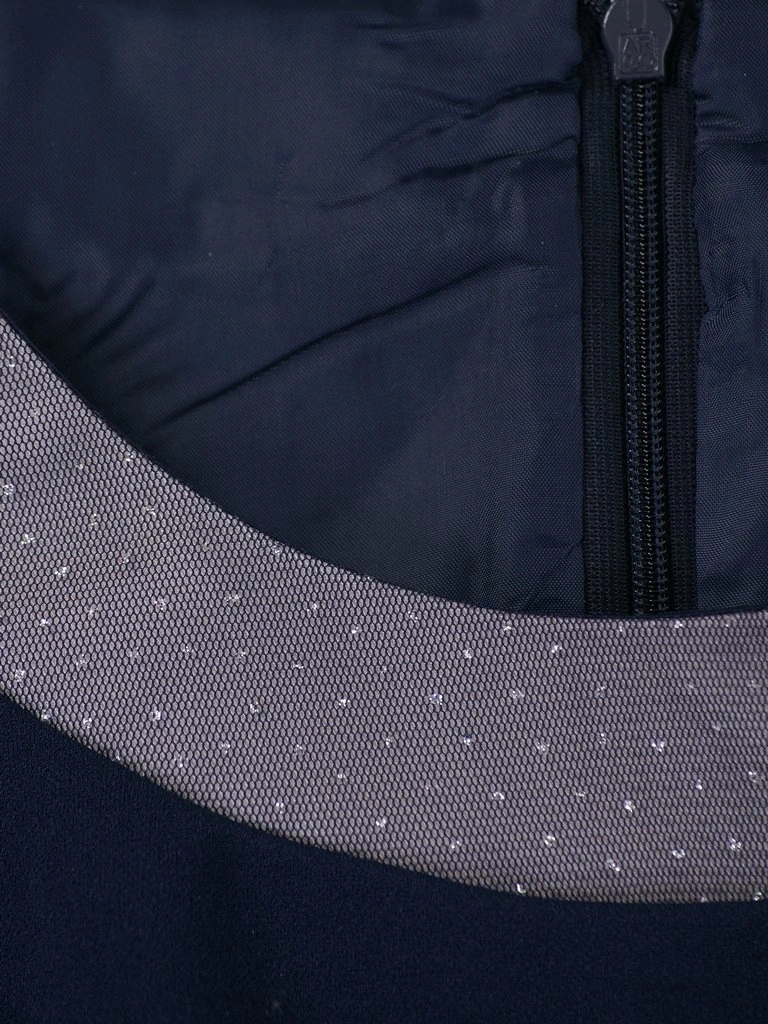 Elegancka granatowa sukienka midi z brokatowym akcentem – prosty fason z pionowymi zaszewkami wysmuklającymi 14725