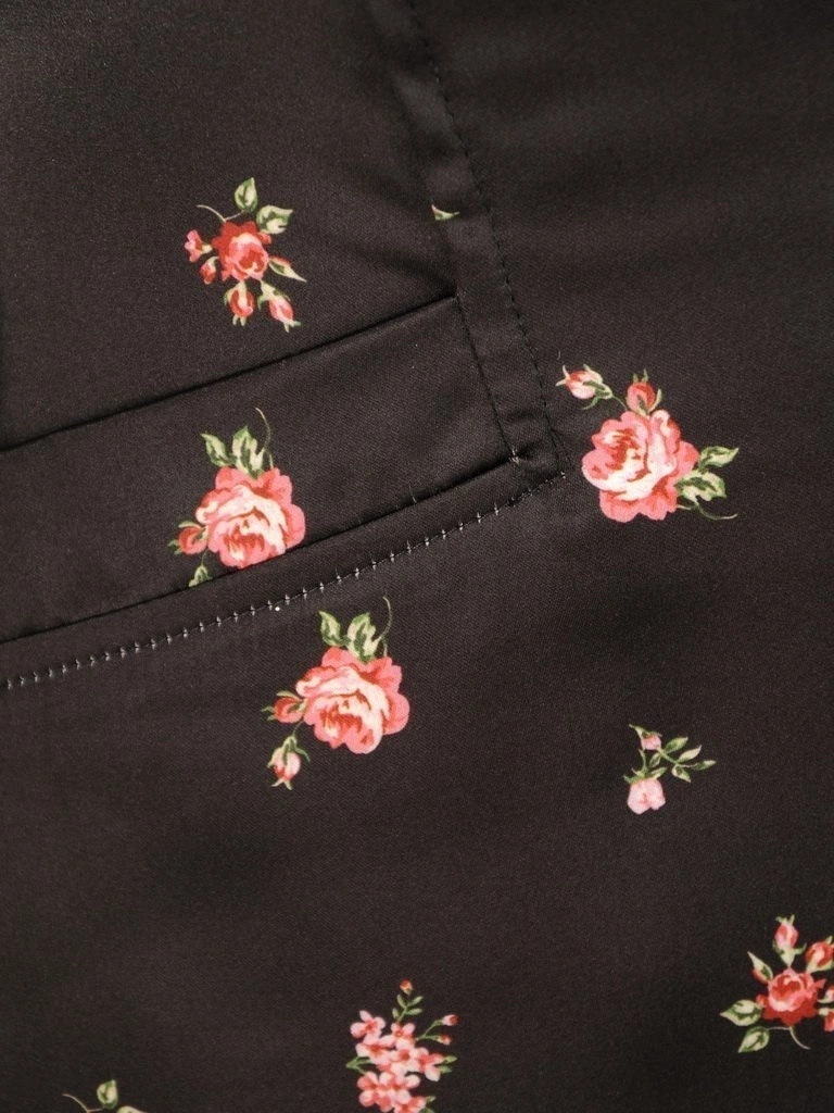 Elegancka czarna sukienka rozkloszowana w kwiaty – fason z kieszeniami i dekoltem w serek 29779