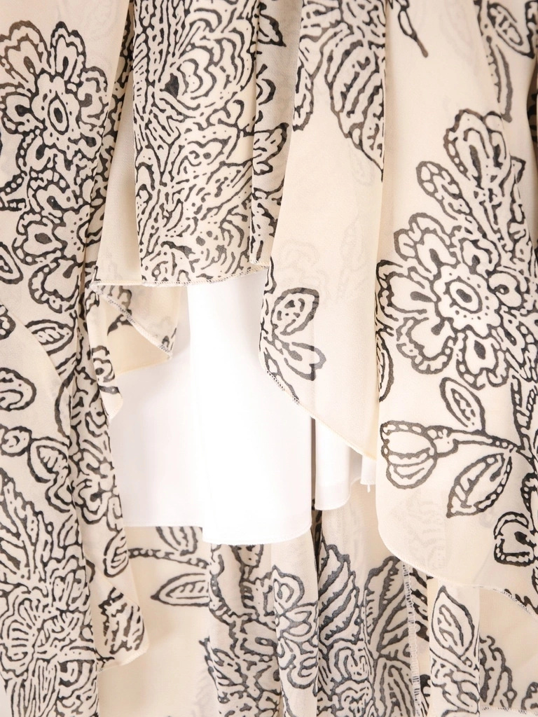 Kobieca sukienka rozkloszowana maxi w kwiaty – elegancki fason wysmuklający sylwetkę z rękawem 3/4 39329