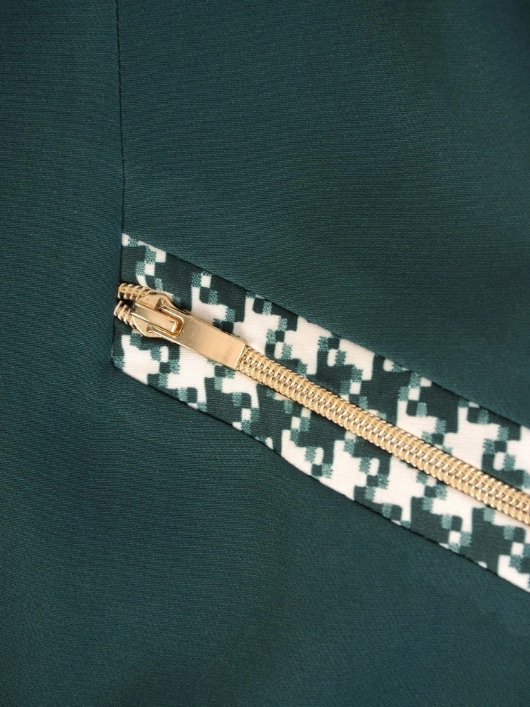 Wizytowa sukienka w zieloną pepitkę o prostym kroju – elegancka kreacja midi do pracy z rękawem 3/4 34671