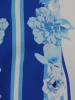 Ołówkowa sukienka koktajlowa w niebieskie kwiaty – optycznie wysmuklający fason z zaszewkami 16717