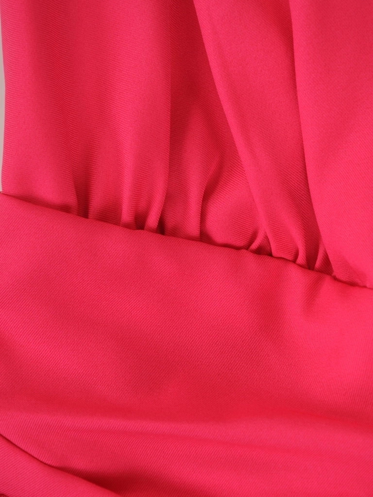 Elegancka suknia wieczorowa maxi w odcieniu amarantu – rozkloszowany dół z kobiecym wiązaniem 35948