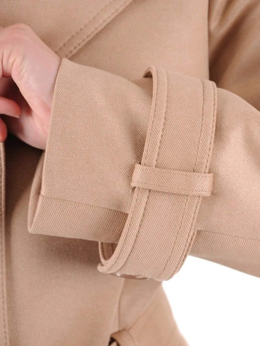 Elegancki beżowy płaszcz trencz damski – modny fason w prążki podkreślający talię 41308