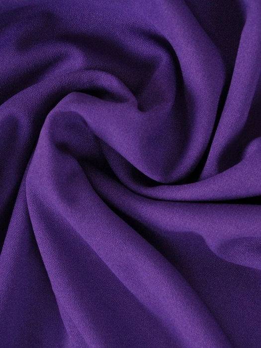 Elegancka prosta sukienka midi jasny fiolet – efektowny dekolt podkreślający szyję 37969