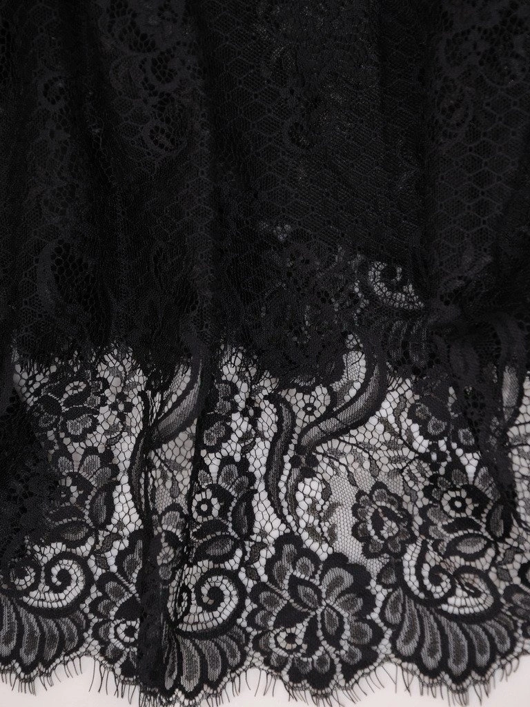 Czarna sukienka rozkloszowana bez rękawów z dekoltem V – wysmuklający krojem fason wieczorowy 18878