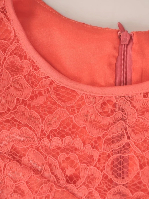 Elegancka suknia wieczorowa rozkloszowana maxi koralowa – kobiecy krój z koronkową górą i plisami 37706