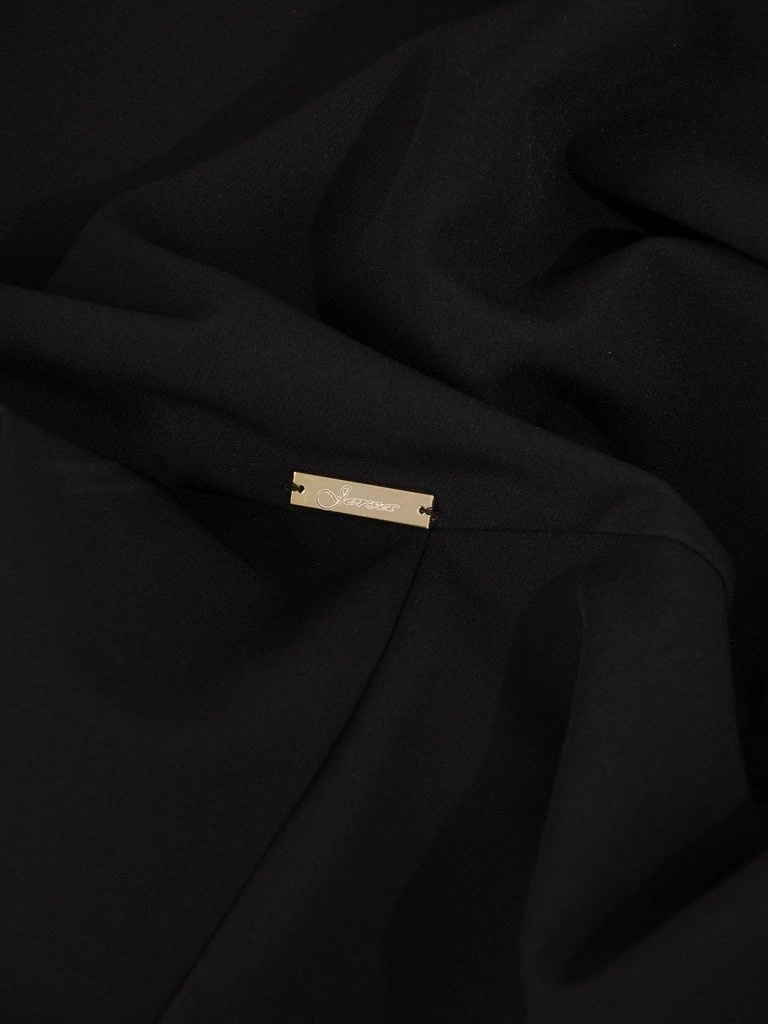 Elegancka czarna sukienka ołówkowa midi z dekoltem łódka – wyszczuplające przeszycia i stylowa falbana 17496