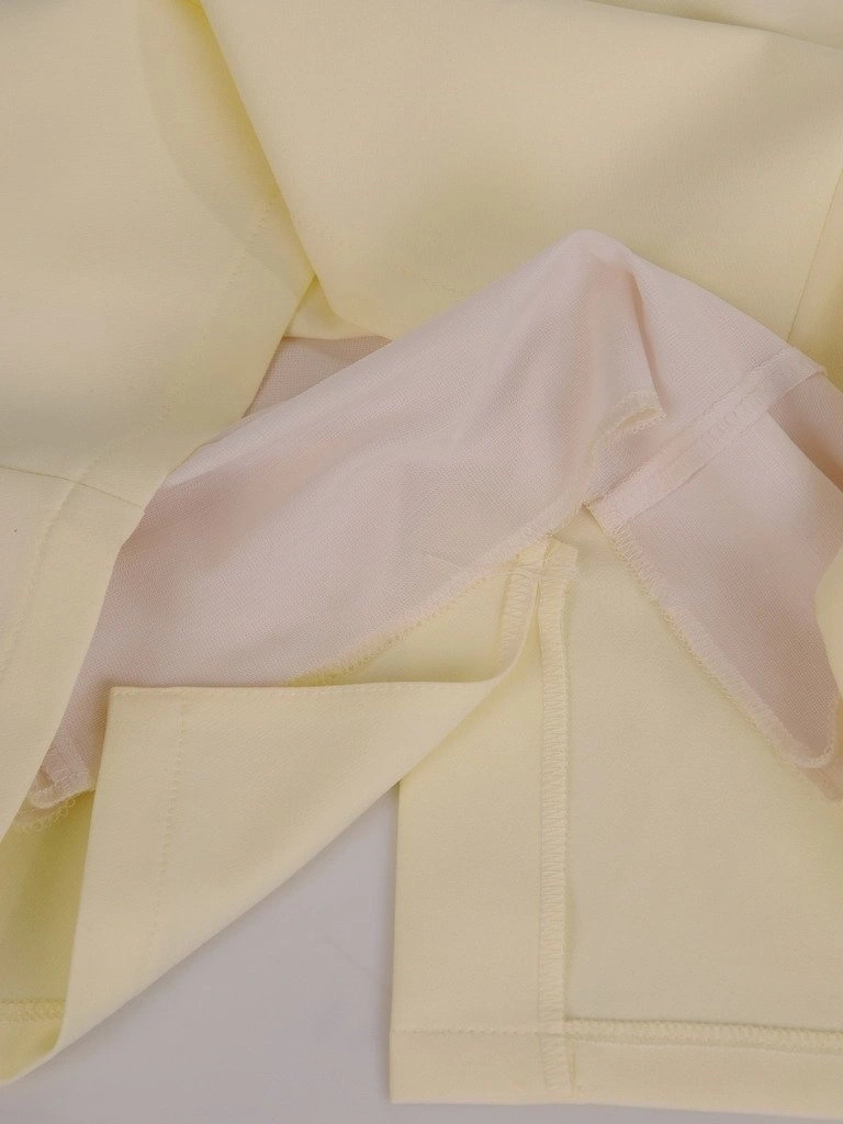 Żółta pastelowa sukienka koktajlowa o prostym kroju – elegancki fason bez rękawów z dżetami 17289