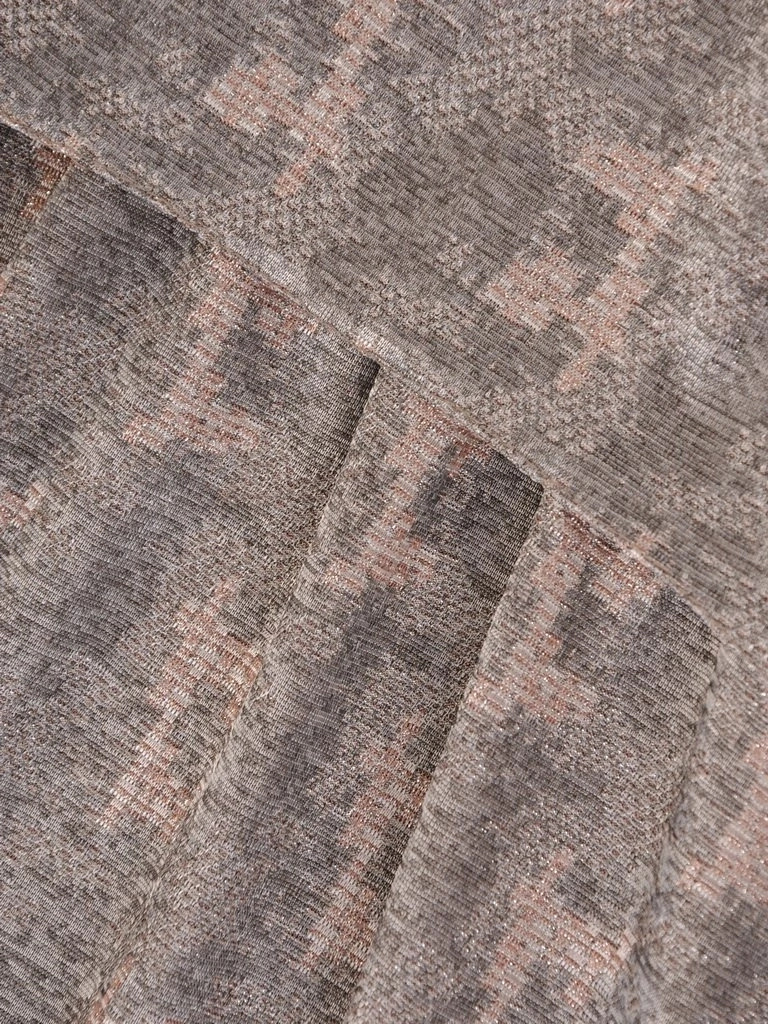 Elegancka sukienka rozkloszowana w odcieniu srebra – fason z narzutką pięknie modelujący sylwetkę 26989