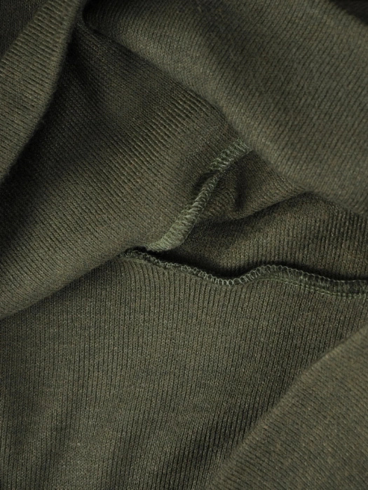 Elegancki sweter damski z golfem w kolorze ciemnej zieleni – prosty fason z praktycznymi kieszeniami 39098