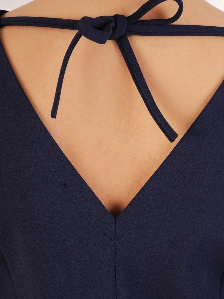 Granatowa sukienka wizytowa z dekoltem w serek – prosty krój z eleganckim wiązaniem na plecach 28386