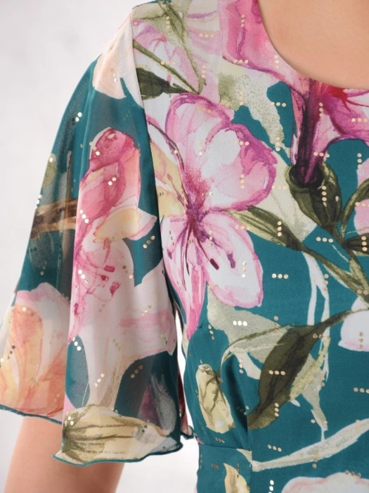 Elegancka zielona sukienka rozkloszowana w kwiaty – kobiecy fason z wiązaniem modelujący talię 35988