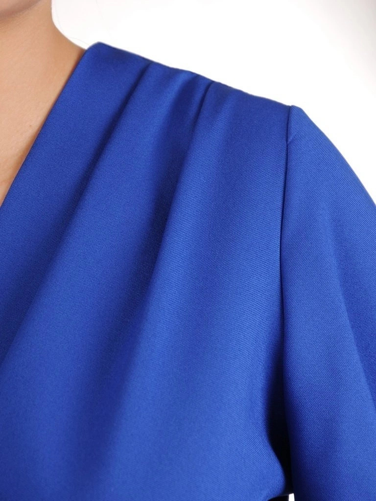 Wizytowa długa sukienka rozkloszowana chabrowa – modelujący fason z asymetrycznym dołem 29971