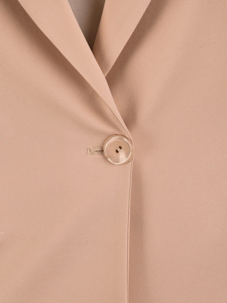 Elegancki garnitur damski ze spodniami ciemny beż – dopasowane spodnie z kantem wysmuklające sylwetkę 33428