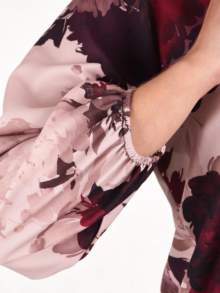 Elegancka bluzka wizytowa w kwiaty – prosty krój z dekoltem V wysmuklającym szyję 42124