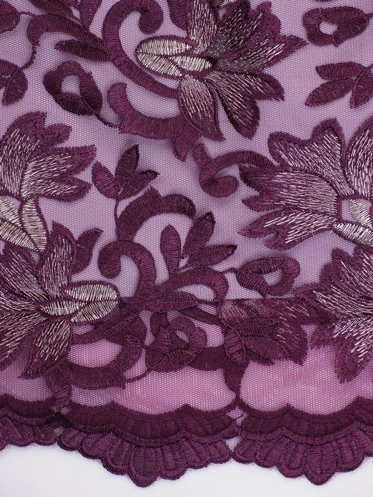 Elegancka fioletowa sukienka midi w kwiaty z dekoltem serek – prosty krój z wyszczuplającymi przeszyciami 14554