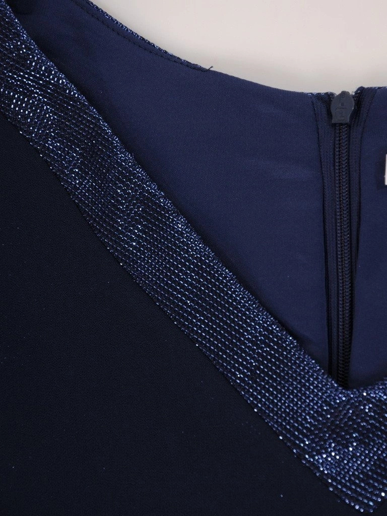 Granatowa sukienka midi z dekoltem V i narzutką – prosty fason ze sprytnymi przeszyciami 23124