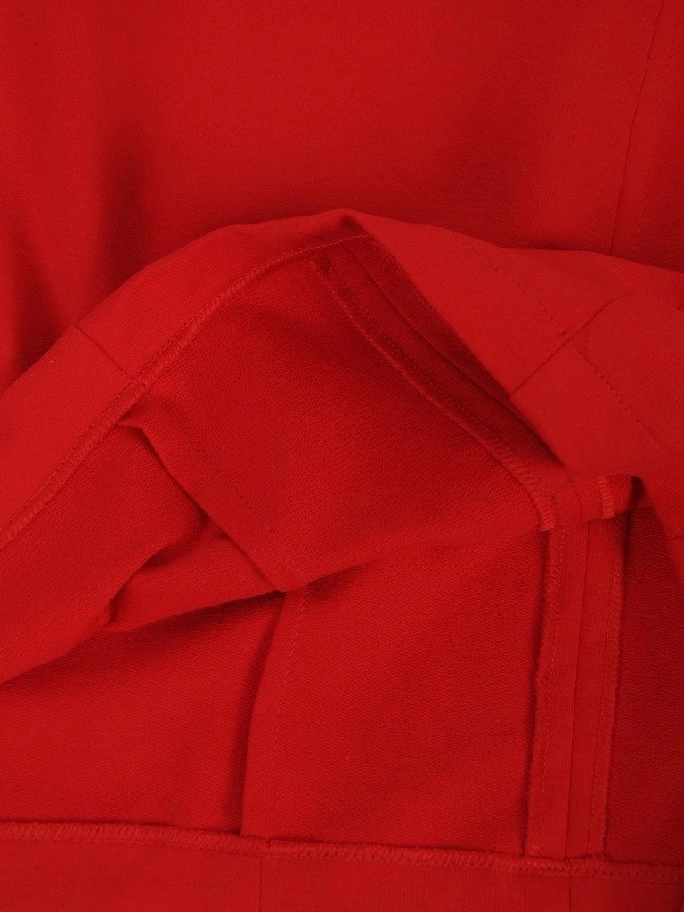 Elegancka czerwona sukienka midi o prostym kroju – modelujące sylwetkę przeszycia i ponadczasowy szyk 6481