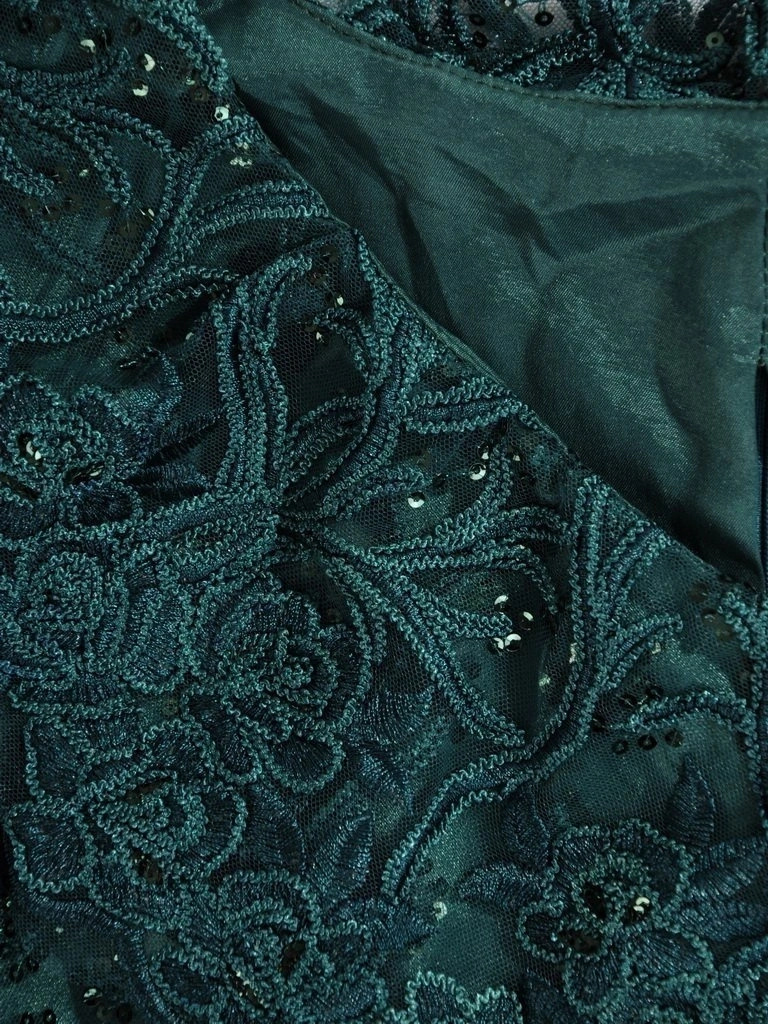 Elegancka sukienka rozkloszowana w odcieniu butelkowej zieleni – kobiecy fason modelujący sylwetkę 22691