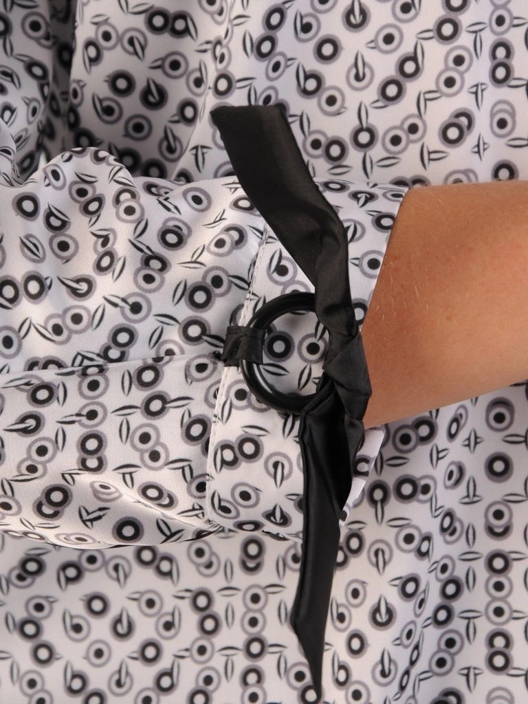 Elegancka biała bluzka wizytowa w koła z długim rękawem – prosty krój z ozdobnym guzikiem 27088