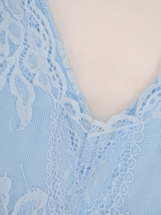 Błękitna sukienka maksi, kreacja z ozdobnym rozcięciem 26851